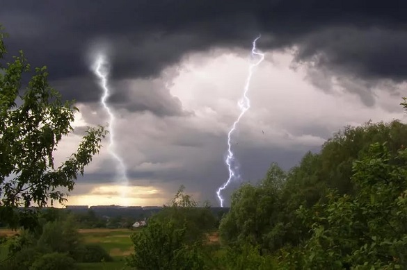 Штормове попередження: на Черкащині очікуються грози, сильний вітер і град