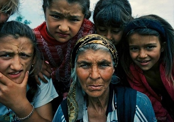 Виривали волосся, кусали й роздягали: над черкащанками жорстоко познущалися роми (ФОТО)