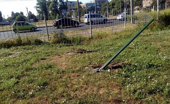 У Черкасах вандали пошкодили залізні стійки на майданчику для вигулу собак (ФОТО)