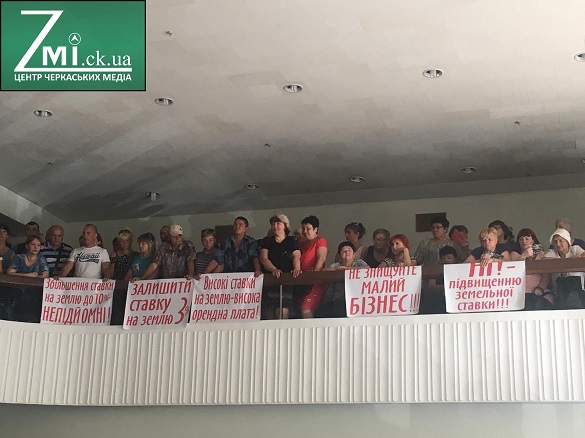 Черкаські підприємці залишили торгові точки та прийшли протестувати до міськради (ФОТО)