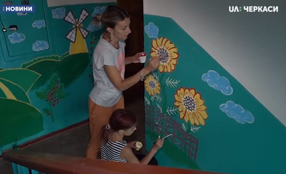 Юні черкасці розфарбували стіни одного з під'їздів міста (ВІДЕО)