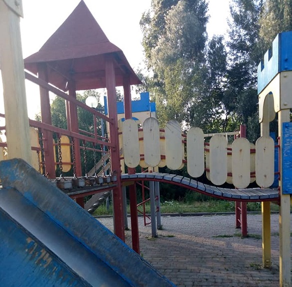 У центрі Канева дитячий майданчик розвалюється на очах (ФОТО)