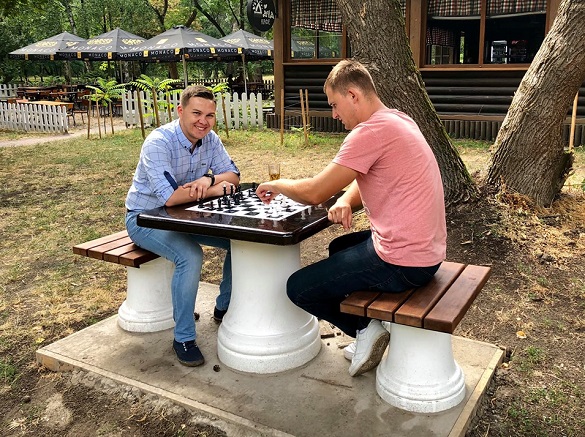 В одному з парків Черкас встановили шахові столи