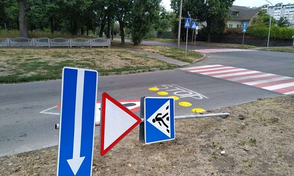 Невідомі зламали дорожній знак на небезпечному перехресті у Черкасах (ФОТО)