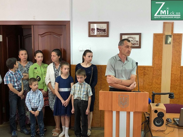 Черкаська родина Гуцало два роки не може отримати обіцяний мікроавтобус для десяти дітей