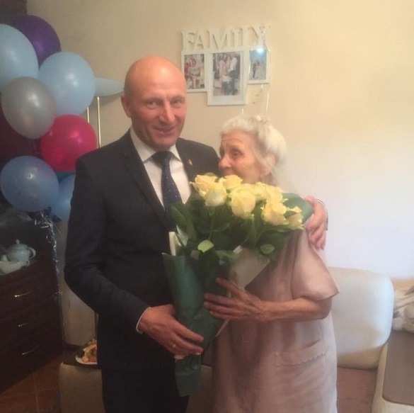 Мер Черкас привітав жительку зі 100-річним ювілеєм (ФОТО)