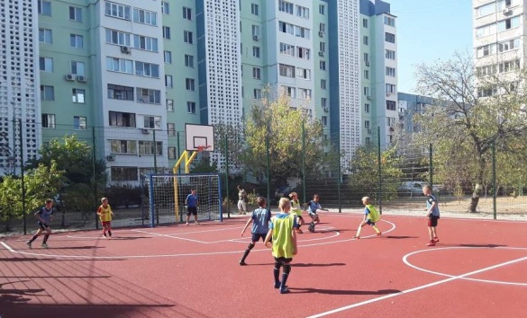 У мікрорайоні Митниця у Черкасах встановили новий спортивний майданчик (ФОТО)