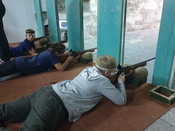 Учнів черкаської гімназії вчили стріляти із гвинтівок (ФОТО)