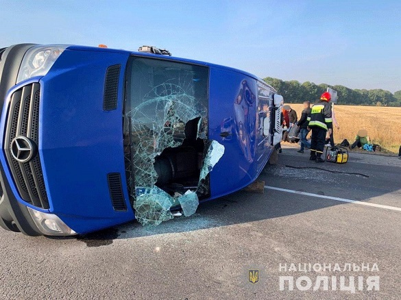 На Черкащині перекинувся рейсовий автобус: 11 постраждалих, один з яких помер у лікарні