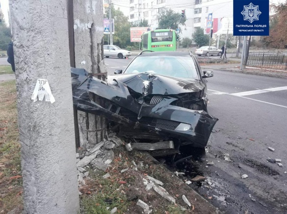 Розбита BMW: у Черкасах сталася ДТП (ФОТО)
