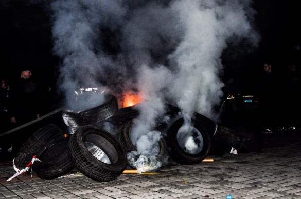 Вночі біля приміщення СБУ в Черкасах палили шини (ФОТО)