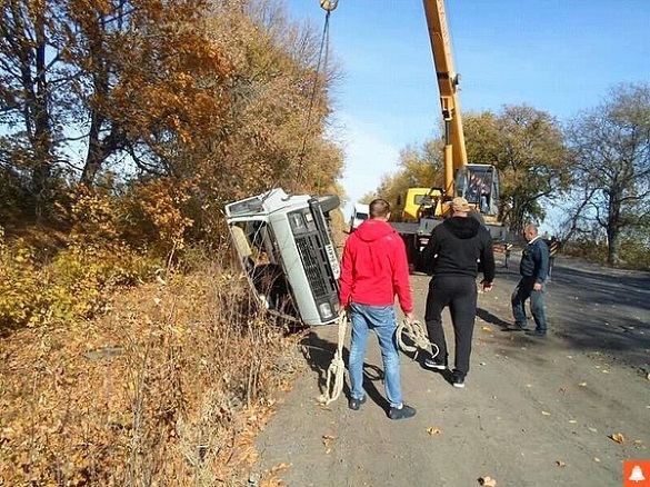На Черкащині перевернувся мікроавтобус через погану дорогу