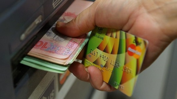 У жінки на Черкащині зникла банківська картка, а згодом з неї зняли гроші