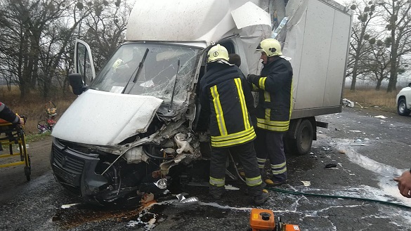 На Черкащині внаслідок ДТП водія автомобіля затиснуло в кабіні (ВІДЕО)