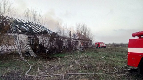 На Черкащині загорілася господарча будівля з соломою (ВІДЕО)