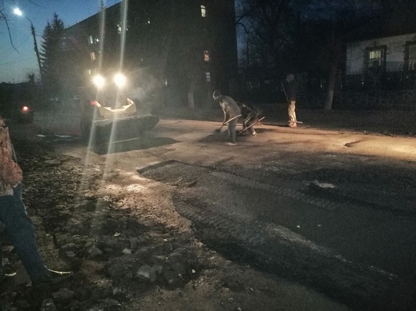 У Смілі серед ночі ремонтують дорогу поблизу відділку поліції (ФОТО)