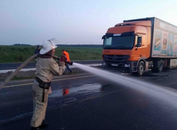 Внаслідок ДТП на Черкащині з вантажівки витекло на дорогу пальне