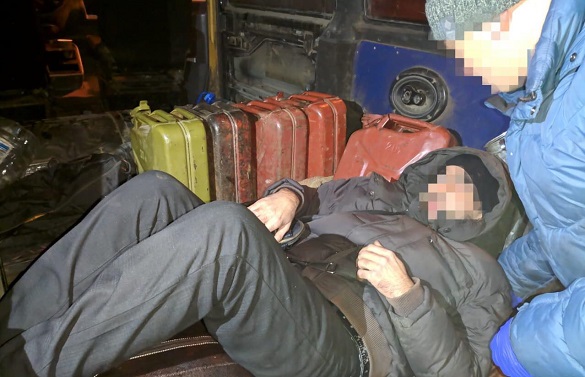 Черкаські СБУшники затримали митника, який перевозив нелегалів у власному авто до Росії