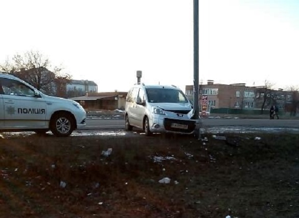 Водій не впорався із керуванням та в`їхав в електроопору на Черкащині (ФОТО)