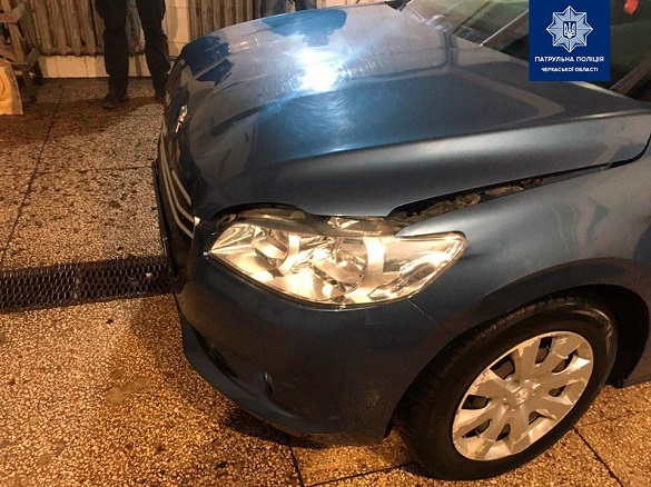 Працівник однієї з черкаських автомийок врізався у стіну на машині клієнтки (ФОТО)