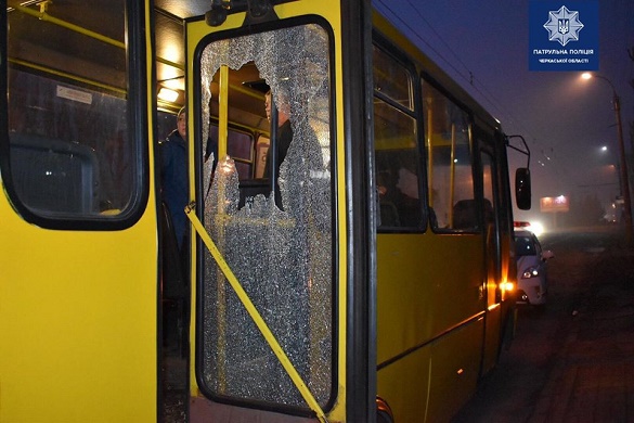 Нетверезий чоловік кинув пляшку та розбив вікно черкаської маршрутки (ФОТО)