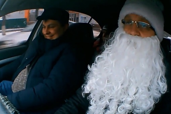 Напередодні свят міський голова Золотоноші таксував в костюмі Діда Мороза (ВІДЕО)