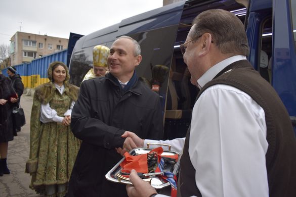 Акторам черкаського театру передали новий автобус (ФОТО)