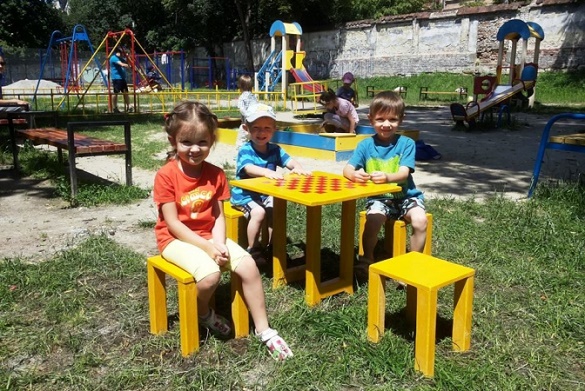 Батьки одного з дитячих садочків у Черкасах просять відремонтувати ігровий майданчик