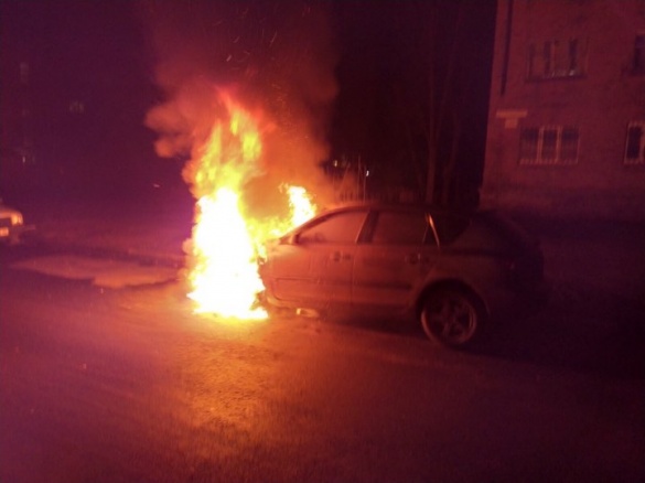Вночі депутату Черкаської міськради спалили машину (ФОТО)