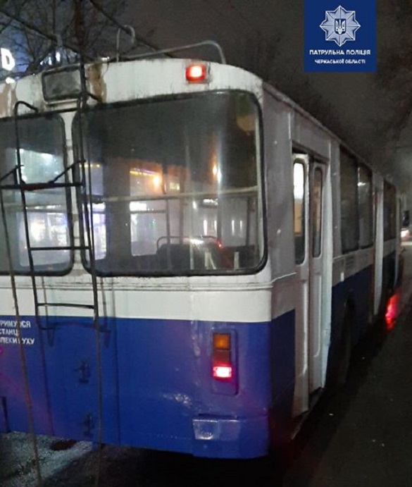 Постраждала жінка: у Черкасах на зупинці громадського транспорту сталася ДТП (ФОТО)