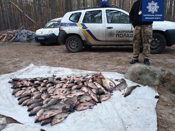Чоловіки на Черкащині виловлювали рибу забороненими знаряддями (ФОТО)