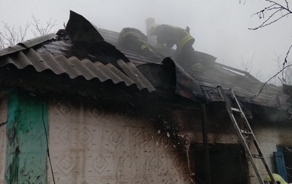Житловий будинок загорівся у селі на Черкащині (ФОТО)