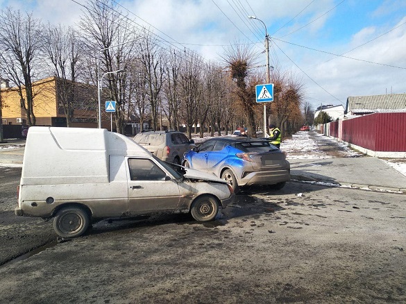 Є постраждалі: у Черкасах трапилася потрійна ДТП (ФОТО)