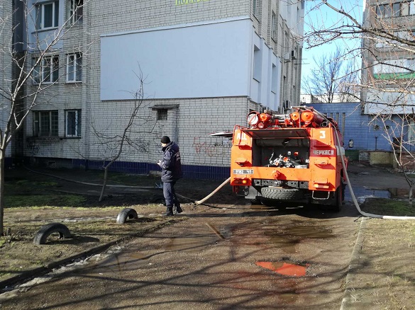 Під час пожежі у Черкасах з багатоповерхівки евакуювали п'ятеро людей (ФОТО)