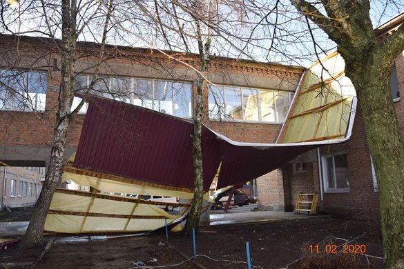 На Черкащині через пориви вітру знесло покрівлю амбулаторії (ФОТО)