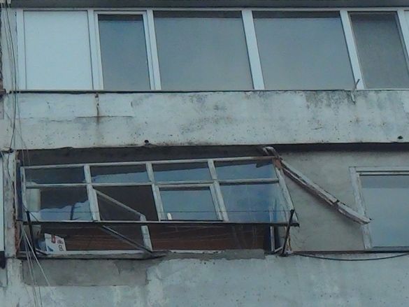 У черкаській багатоповерхівці вітер відірвав балконну раму