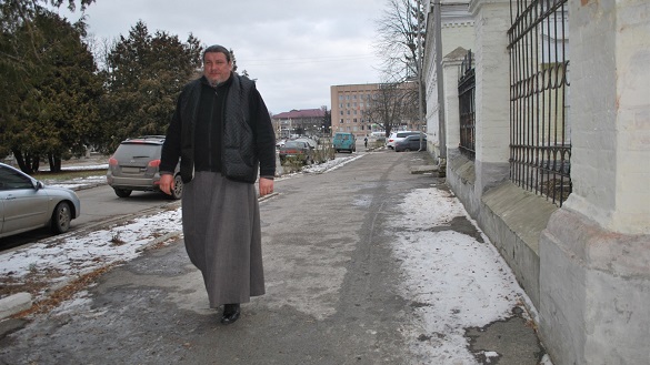 Священник на Черкащині поєднує богослужіння із роботою на заправці (ФОТО)