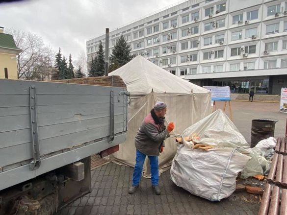 Під стінами Черкаської міськради розвантажували дрова (ФОТО)