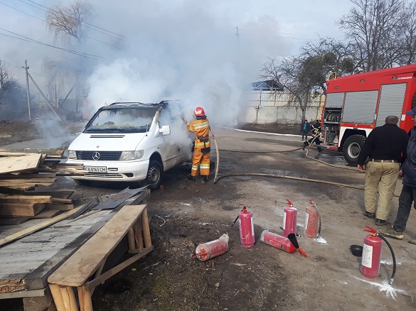 Під час стоянки на Черкащині загорівся автомобіль (ФОТО)