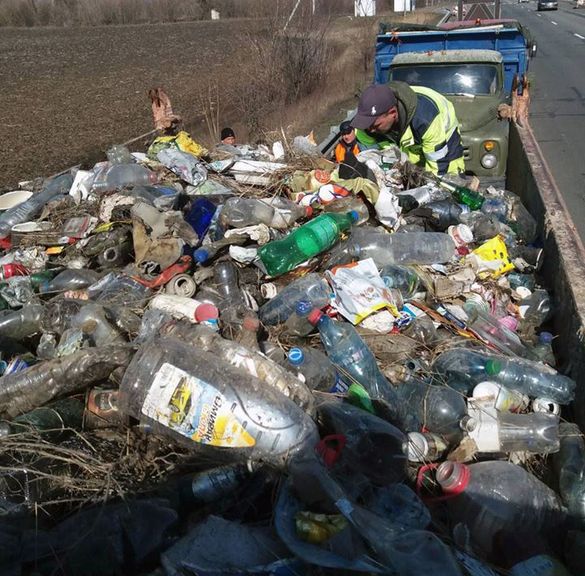 Дорога - не сміттєзвалище. Автодор показав купи сміття на дорогах Черкащини (ФОТО)