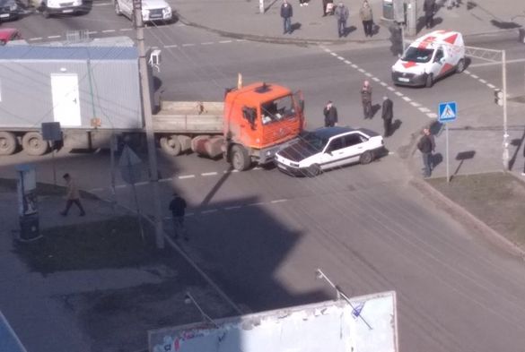 У Черкасах аварія: зіштовхнулись легковик з вантажівкою (ФОТО)