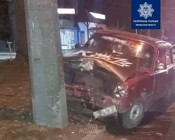 Нетверезий водій у Черкасах врізався в електроопору (ФОТО)