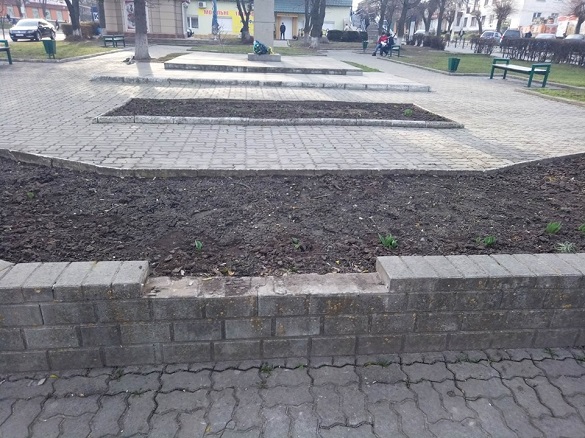 Вандали на Черкащині зірвали цеглу в парку (ФОТО)