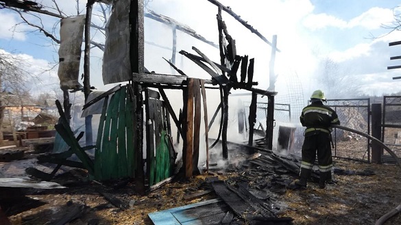 Діти на Черкащині вщент спалили сарай (ВІДЕО)