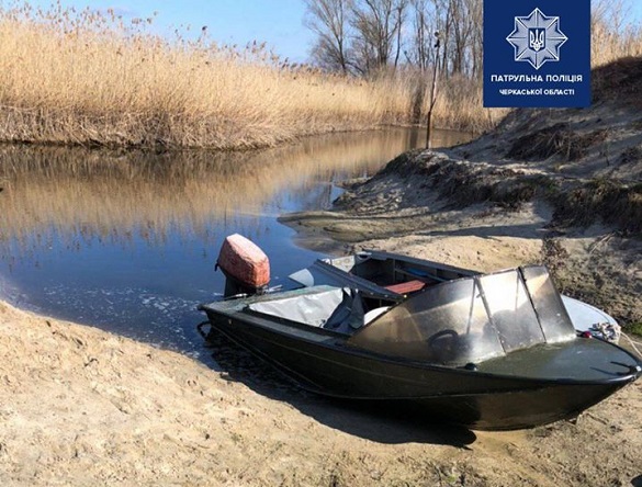 На Черкащині чоловік тікав на човені від поліцейських (ФОТО)