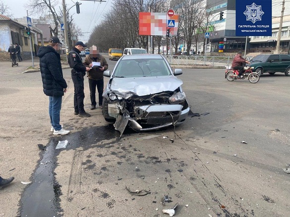 На перехресті у Черкасах зіштовхнулися два автомобілі (ФОТО)