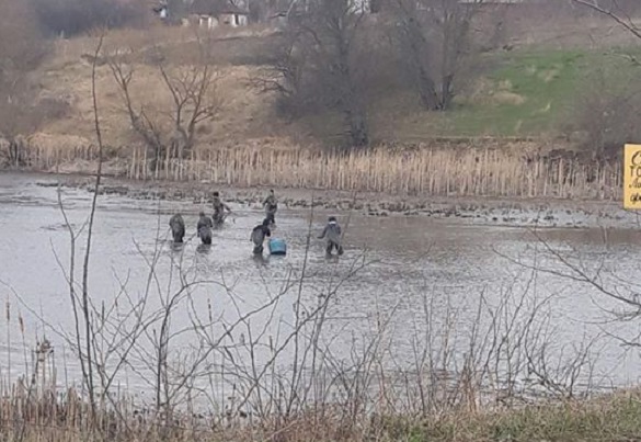 Група людей на Черкащині спускали воду з ставка та ловили рибу (ВІДЕО)