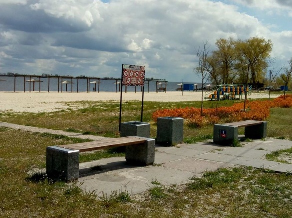 На черкаському пляжі поорудували вандали (ФОТО)