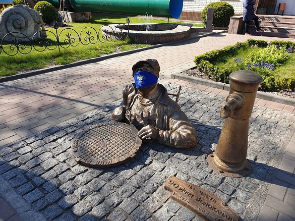Працівники черкаського водоканалу одягли маски на свої скульптури (ФОТО)