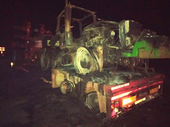 Під час транспортування на тралі трактора на Черкащині сталася пожежа (ФОТО)